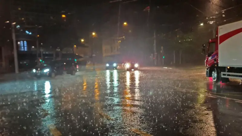 Obilna kiša i prvi sneg na planinama Srbije, meteoalarmi na snazi