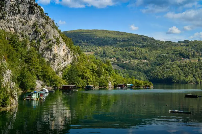 RHMZ upalio alarme zbog vrućine i opasnog zračenja, sredina nedelje donosi temperature do 34 stepena